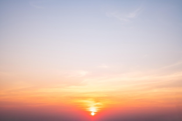 Mooie luxe zachte gradiënt met oranje gouden wolken en zonlicht aan de blauwe lucht, perfect voor de achtergrondopname in EverningMorningTwilight high-definition landschapsfoto