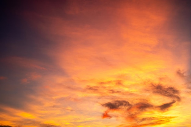 Mooie luxe zachte gradiënt met oranje gouden wolken en zonlicht aan de blauwe lucht, perfect voor de achtergrondopname in EverningMorningTwilight high-definition landschapsfoto