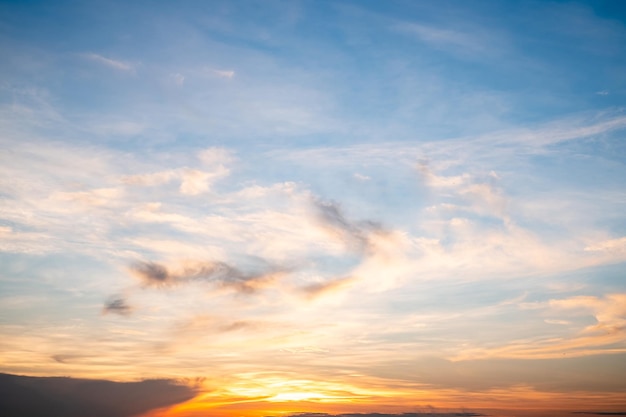 Mooie luxe zachte gradiënt met oranje gouden wolken en zonlicht aan de blauwe lucht, perfect voor de achtergrondopname in EverningMorningTwilight high-definition landschapsfoto