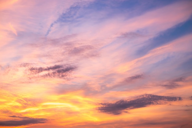 Mooie luxe zachte gradiënt oranje gouden wolken en zonlicht op de blauwe lucht, perfect voor de achtergrond in de schemering