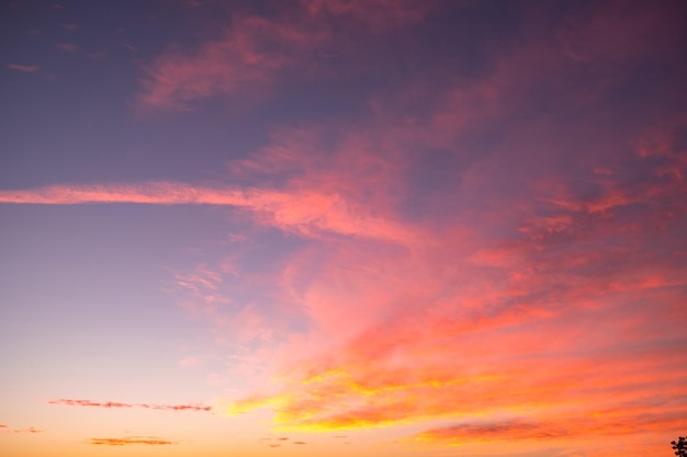 Mooie luxe zachte gradiënt oranje gouden wolken en zonlicht op de blauwe lucht, perfect voor de achtergrond in de schemering