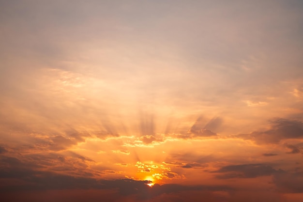 Mooie luxe zachte gradiënt oranje gouden wolken en zonlicht tussen de blauwe lucht, perfect voor de achtergrond in de schemering