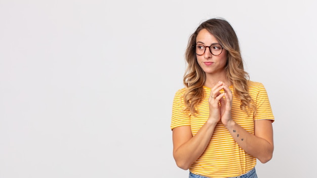 Mooie magere vrouw die zich trots, ondeugend en arrogant voelt terwijl ze een boosaardig plan bedenkt of een truc bedenkt