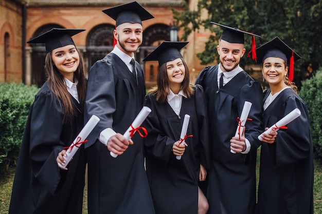 Mooie meesters met diploma op handen blijven buiten universiteit Gelukkig einde