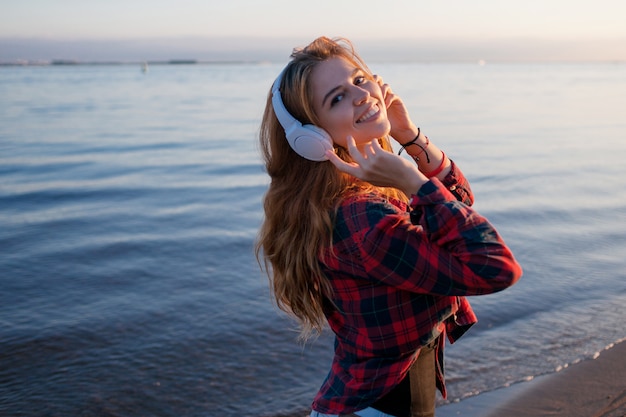 Mooie meid muziekventilator. Dansen en naar muziek luisteren