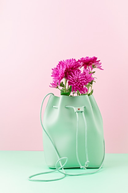 Mooie meisjes tas met bloemen. vrouwelijke urban fashion, winkelen, gfit-ideeën, lente- en zomerstijl