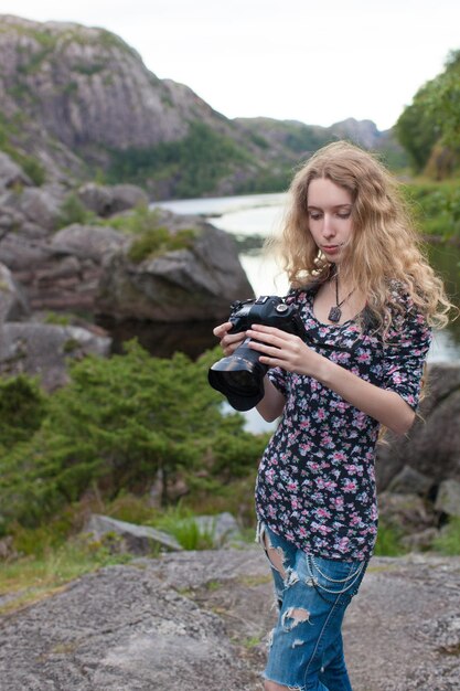 Mooie meisjesfotograaf op de achtergrond van prachtige natuur