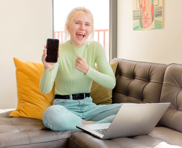 Mooie meisjesvrouw die zich gelukkig, positief en succesvol voelt, gemotiveerd wanneer ze voor een uitdaging staat of goede resultaten viert