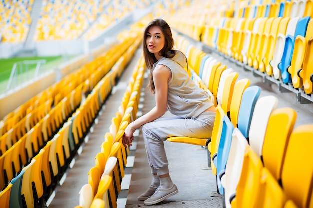Mooie meisjeszitting bij schoolstadion