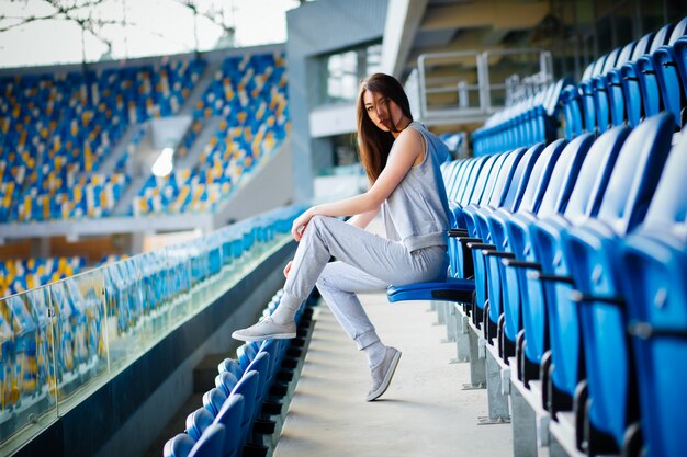 Mooie meisjeszitting bij schoolstadion