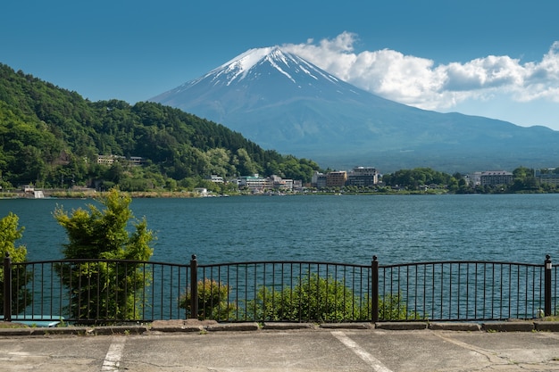 Mooie mening MT Fuji met sneeuw, blauwe hemel en clound in de zomer in Kawaguchi, Japan