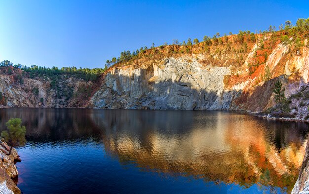 Mooie mening van een mijnbouw zuurrijk meer dat in Rio Tinto, Spanje wordt gevestigd.