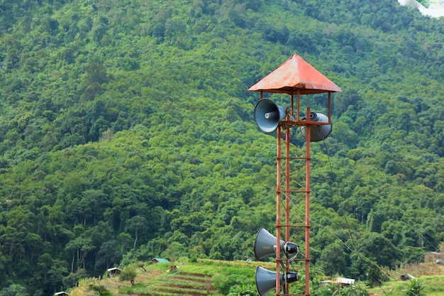 Mooie mening van grote berg in de zomertijd met de toren van de luidsprekersuitzending.