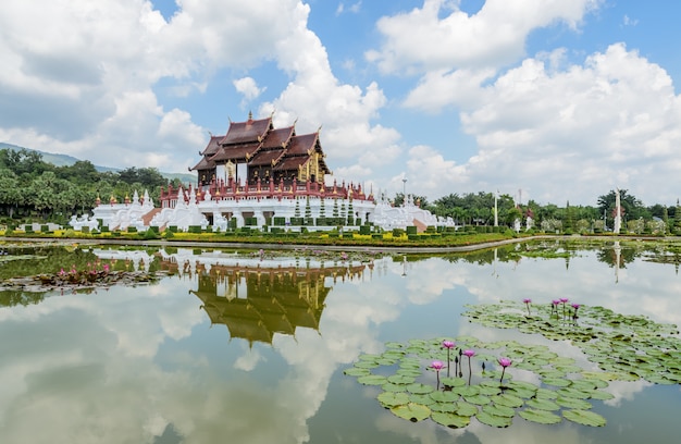 Mooie mening van Thaise Lanna-architectuur met lotusbloemvijver in Chiang Mai, Thailand