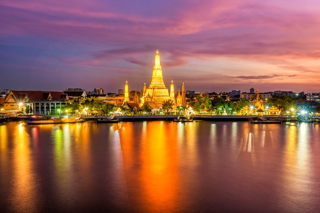 Mooie mening van Wat Arun Temple bij schemering in Bangkok, Thailand