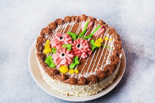 Mooie meringue cake versierd met crème rozen. Zoetwaren zoetwaren. kopieer ruimte.