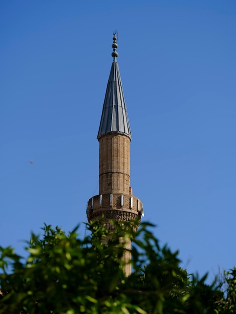 Mooie minaret van een oude moskee