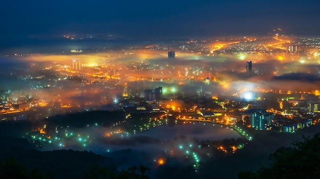 Mooie mist over de stad bij nacht