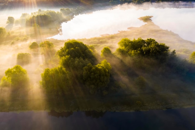 Mooie mistige dageraad in de lente op de rivier Prachtig mistig landschap