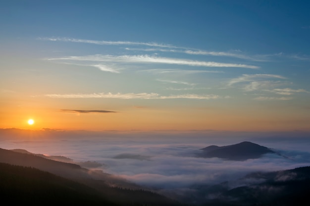 Mooie mistige landschapszonsopgang in Karpatische bergen, de Oekraïne.