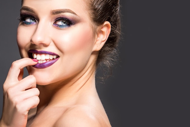 Mooie mode vrouw met professionele lichte make-up studio opname