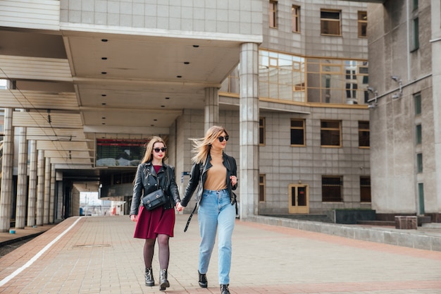 Mooie mode vrouwen poseren. Trendy levensstijl stedelijk portret op stad.