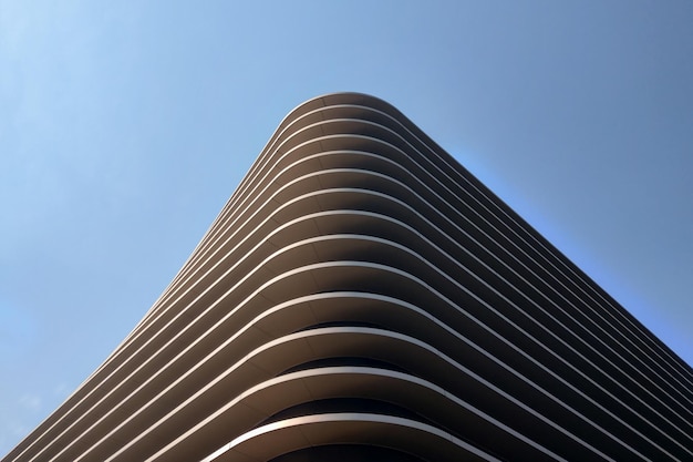 Mooie moderne architectuur van het gebouw tegen de achtergrond van de blauwe lucht
