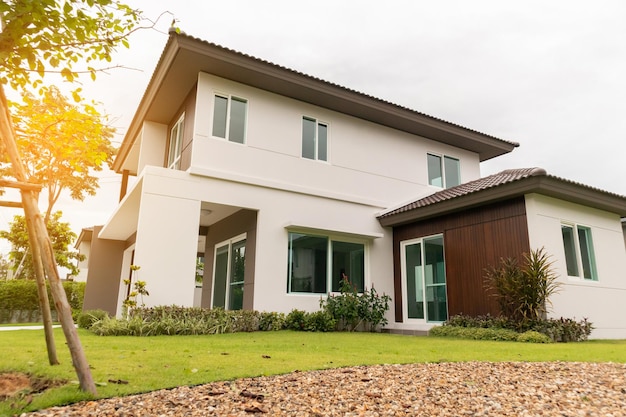 Mooie moderne huis buitenkant met groen gras