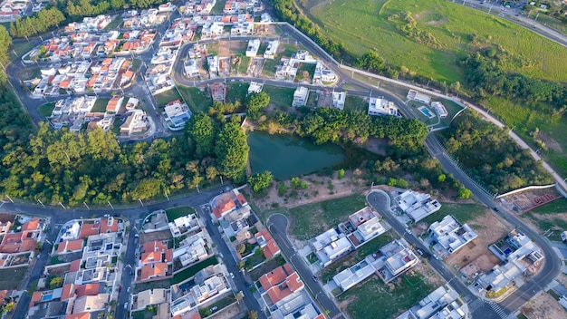 Mooie moderne huizen in een gesloten condominium in Indaiatuba Sao Paulo Brazilië Woonhuizen Luchtfoto