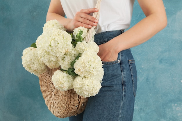 Mooie modieuze vrouw met hortensia bloemen. lente plant