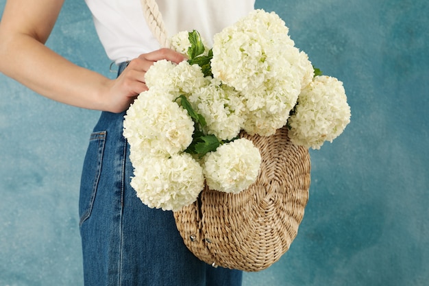 Mooie modieuze vrouw met hortensia bloemen