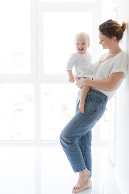 Foto mooie moeder die haar babymeisje houdt