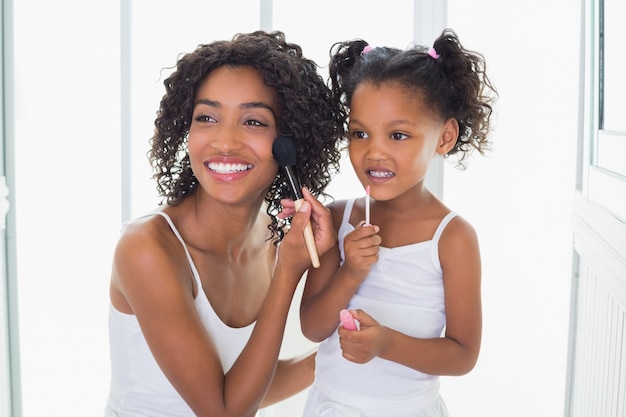 Mooie moeder die haar dochter over make-up onderwijst