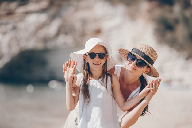 Mooie moeder en dochter op Caribisch strand