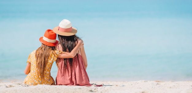 Mooie moeder en dochter op het strand