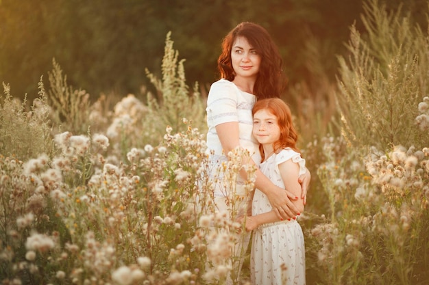 Mooie moeder en haar dochter buitenshuis Natuur Outdoor Portret van gelukkige familie