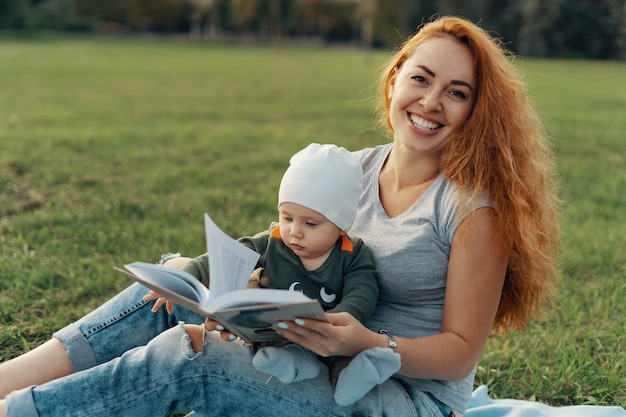 Mooie moeder leest een boek met haar schattige babyjongen