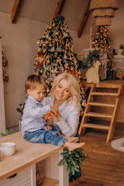 Mooie moeder met zijn zoon op Kerstmis