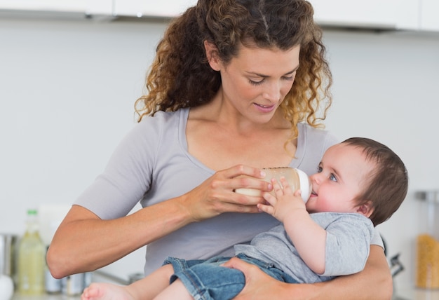 Mooie moeder voedende melk aan baby