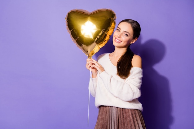 mooie mooie charmante vrolijke brunette meisje helium bal in de hand te houden