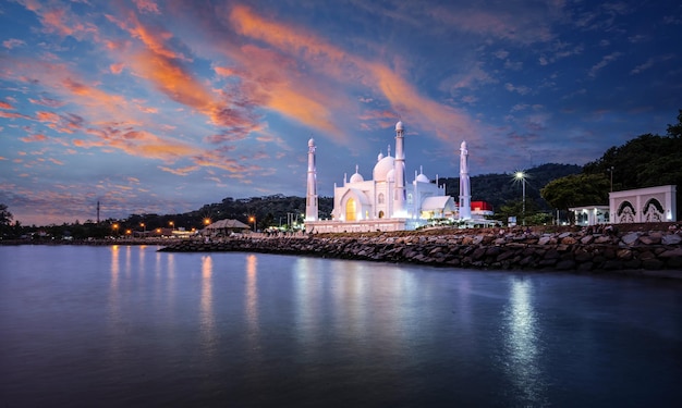 Mooie Moskee in de prachtige dag en nacht