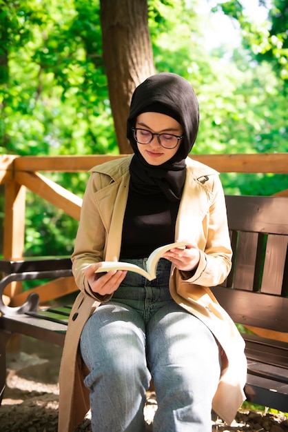 Mooie moslimvrouw die onderzoek doet naar een project in het park