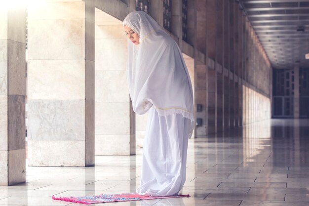 Mooie moslimvrouw die zich in de moskee bevindt