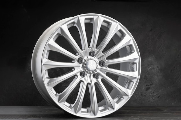 Foto mooie multipath legering wiel 18 diameter zilveren kleur op een donkere achtergrond tuning auto-onderdelen