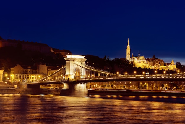 Mooie nacht Boedapest, de kettingbrug over de rivier de Donau in lichten met donkerblauwe lucht, reizen buiten sightseeing Europese achtergrond.