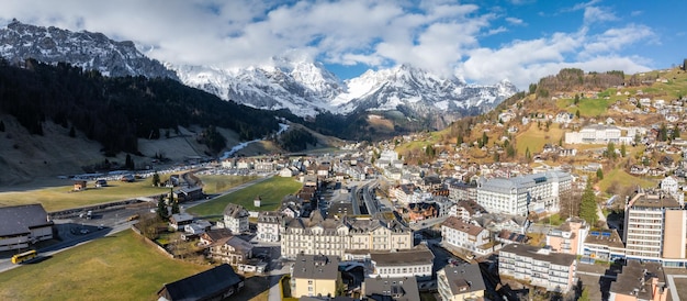 Mooie nachtelijke hemel boven de bergen in de Alpen in Zwitserland