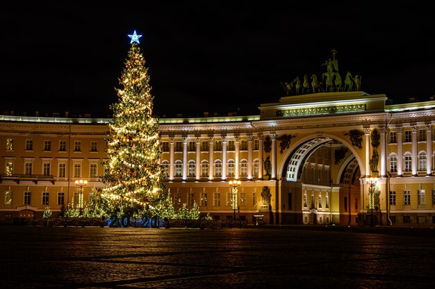 Mooie nachtfoto Palace Square St. Petersburg. Nieuwjaars kerstboom