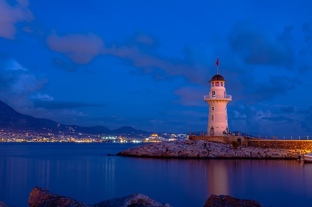 Mooie nachtopname van de vuurtoren op de pier in het oude centrum van Alanya