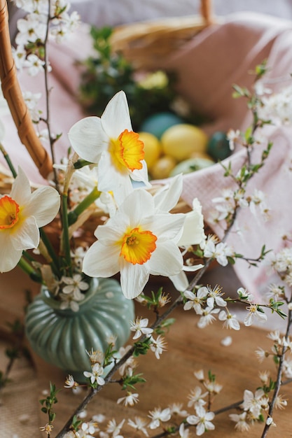 Mooie narcissen op een achtergrond van stijlvolle natuurlijke gekleurde paaseieren met voorjaarsbloemen