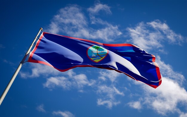 Mooie nationale vlag van Guam wapperen op blauwe hemel